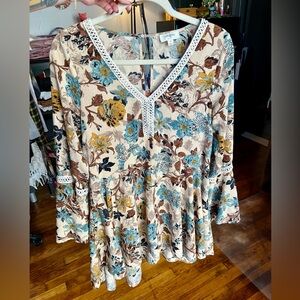 Umgee Bell Sleeve Floral V-Neck Lace Trim Tunic Top